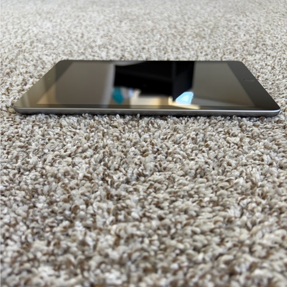 Like New Apple 6th Generation 32GB iPad With NO FLAWS & Charging Bank With Cord! - Picture 4 of 12